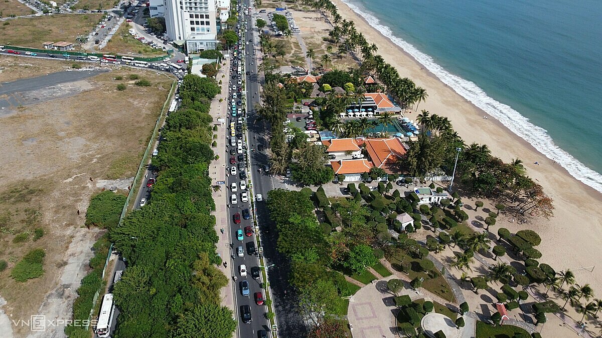 Nha Trang đông khách, ùn tắc nhiều giờ ngày cuối kỳ nghỉ Tết