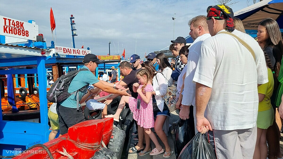 Du khách đi tour đảo tại bến tàu du lịch Nha Trang. Ảnh: Nhân Bùi