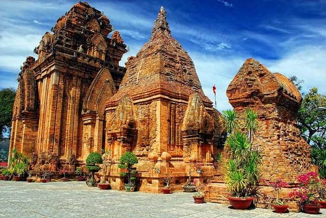 Những ngọn tháp cổ kính tại Tháp Bà Ponagar Nha Trang
