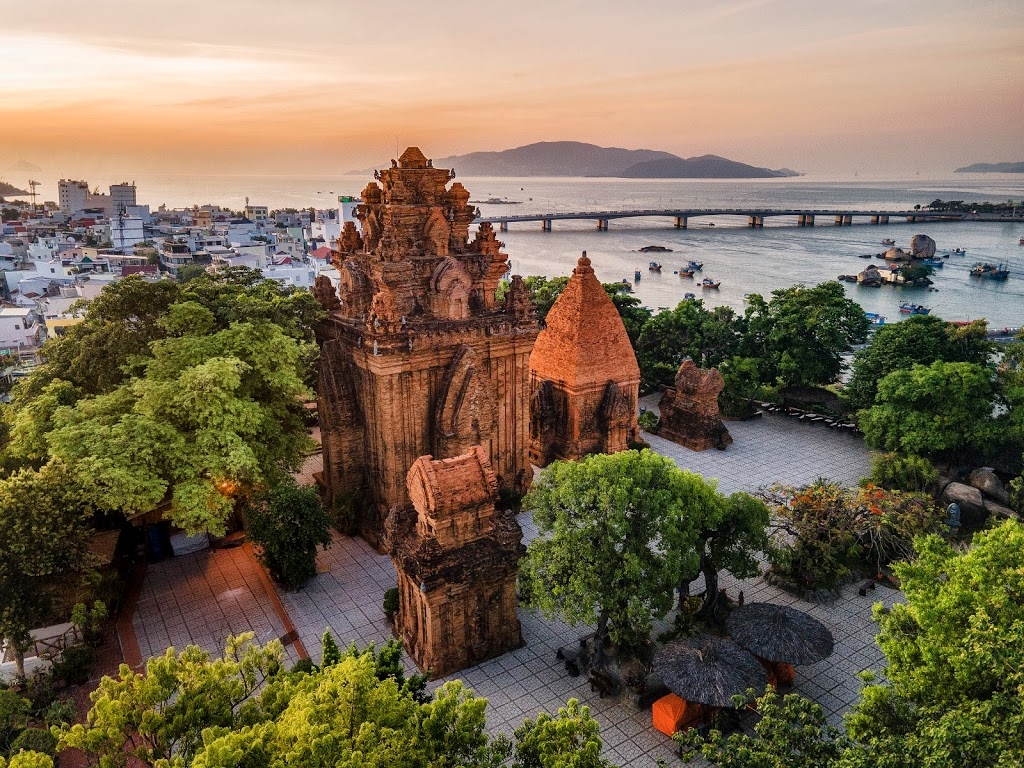 Kiến trúc độc đáo của Tháp Bà Ponagar với màu gạch đỏ đặc trưng