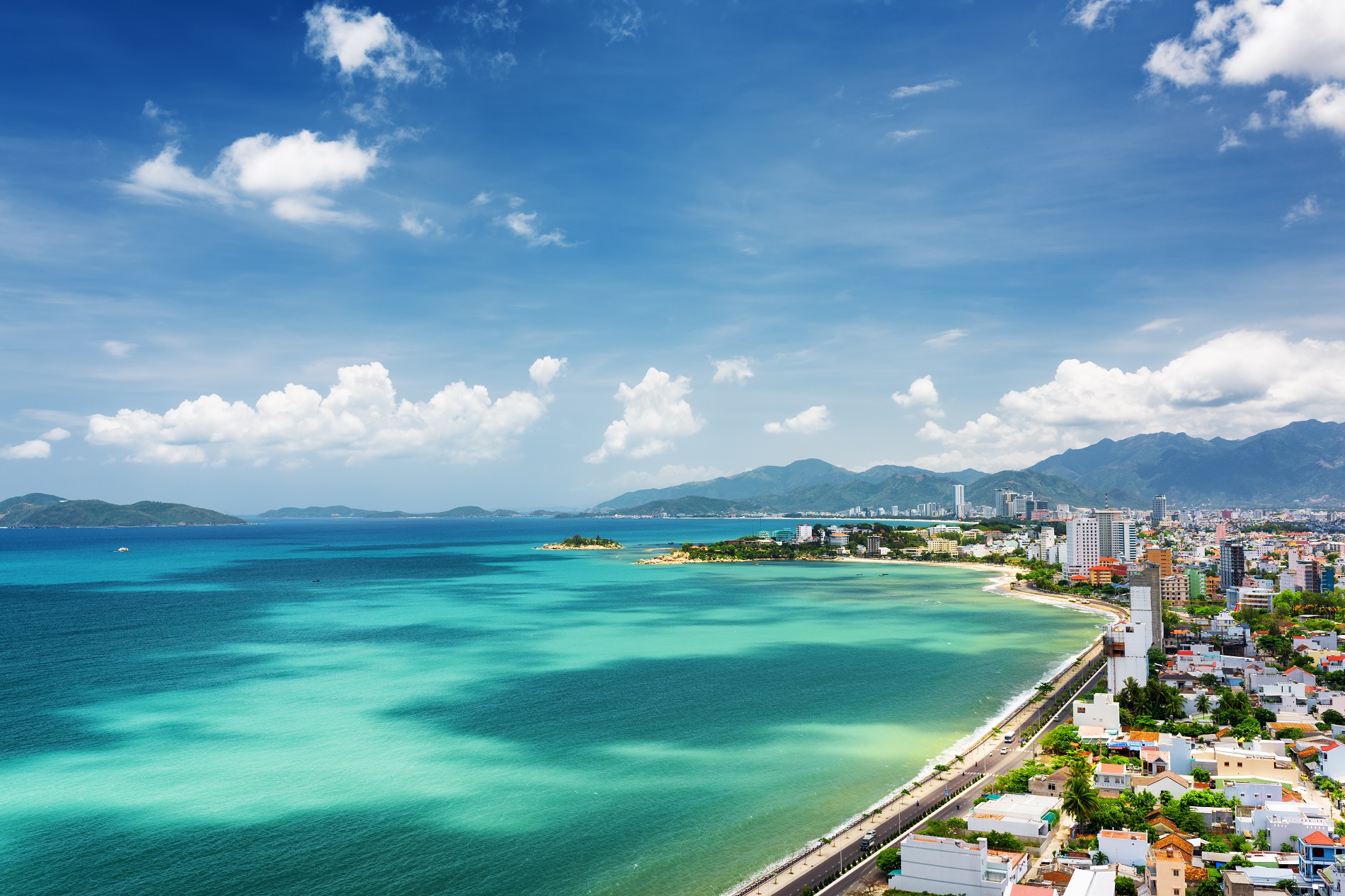 Bãi biển Nha Trang trong xanh, nắng vàng