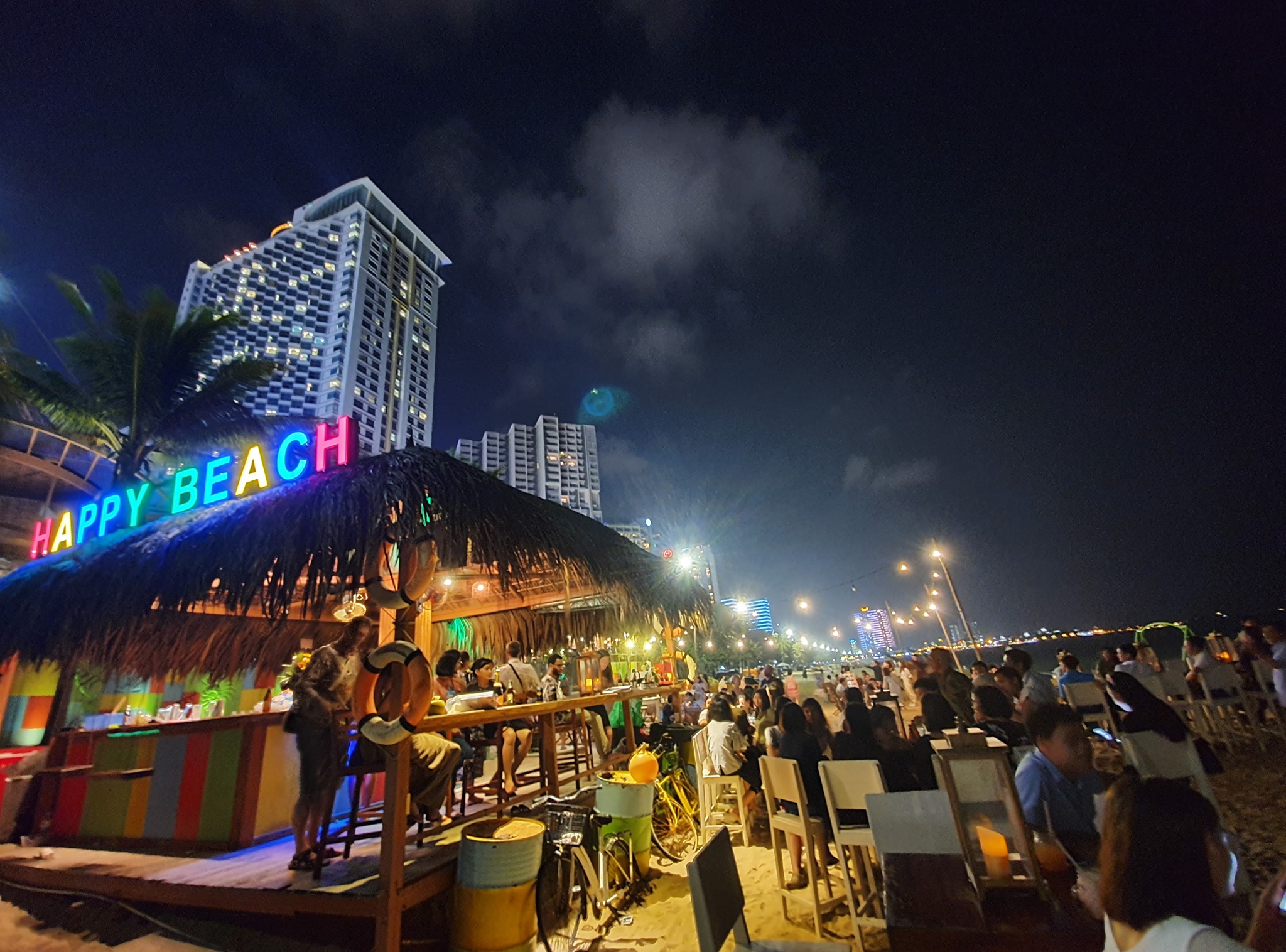 Bãi biển Nha Trang với các hoạt động sôi nổi