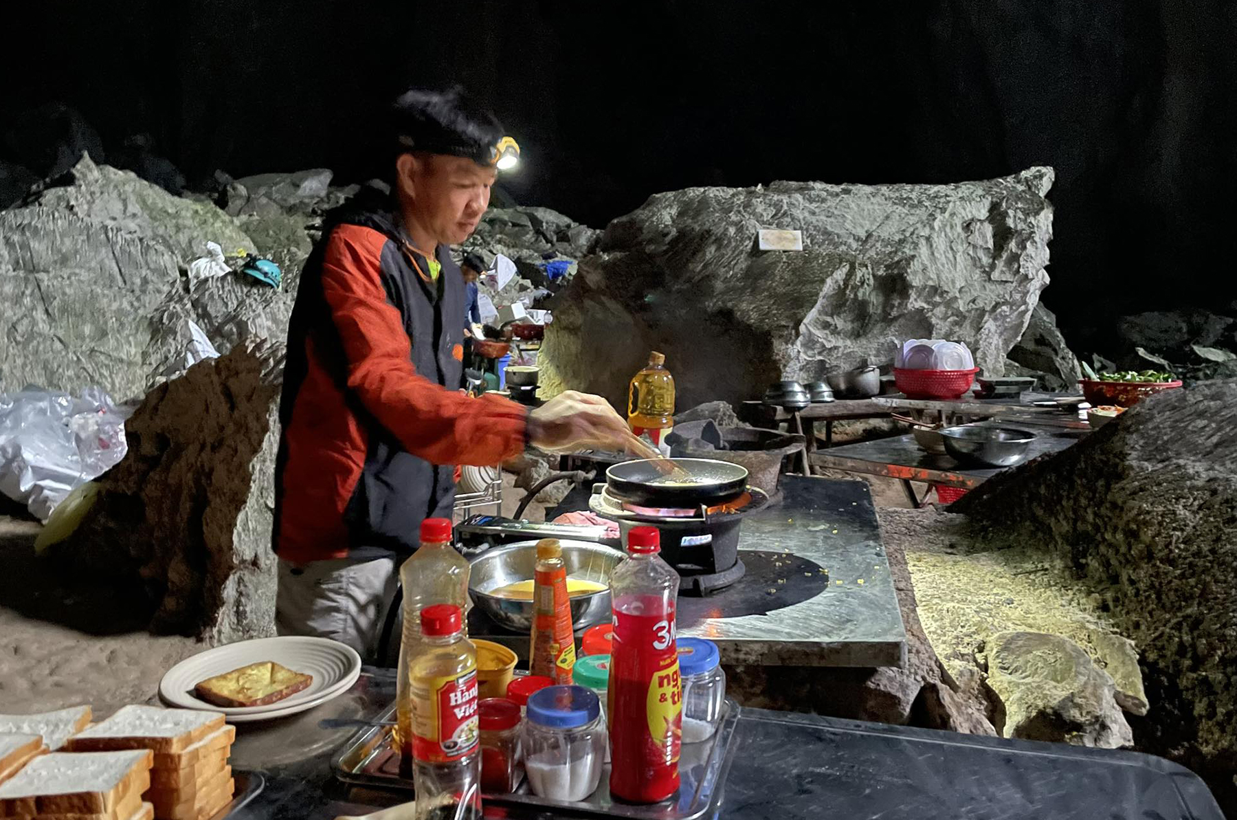 Những bữa ăn bên trong hang Sơn Đoòng