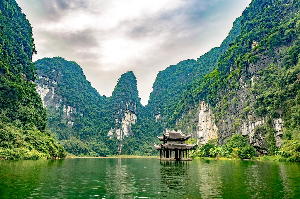 Chèo thuyền khám phá Tràng An