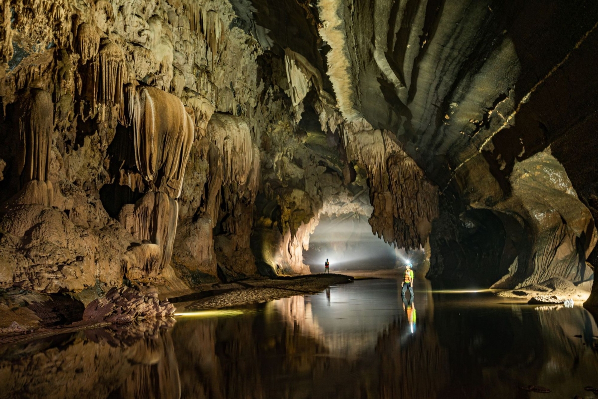 Một lối đi hẹp trong hang động