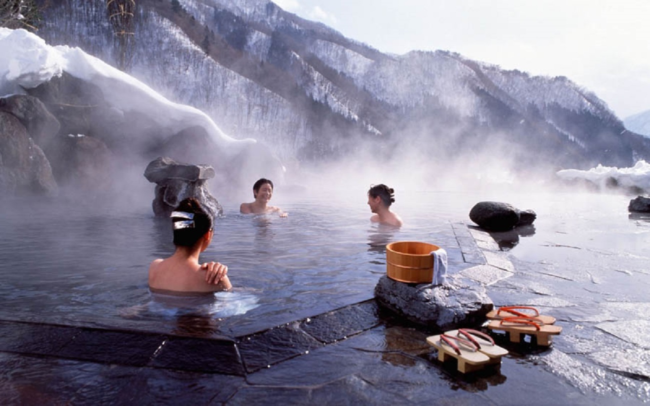 Onsen ngoài trời với hơi nước bảng lảng giữa thiên nhiên