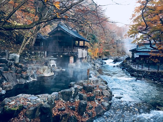 Bồn tắm onsen ngoài trời với khung cảnh thiên nhiên hữu tình