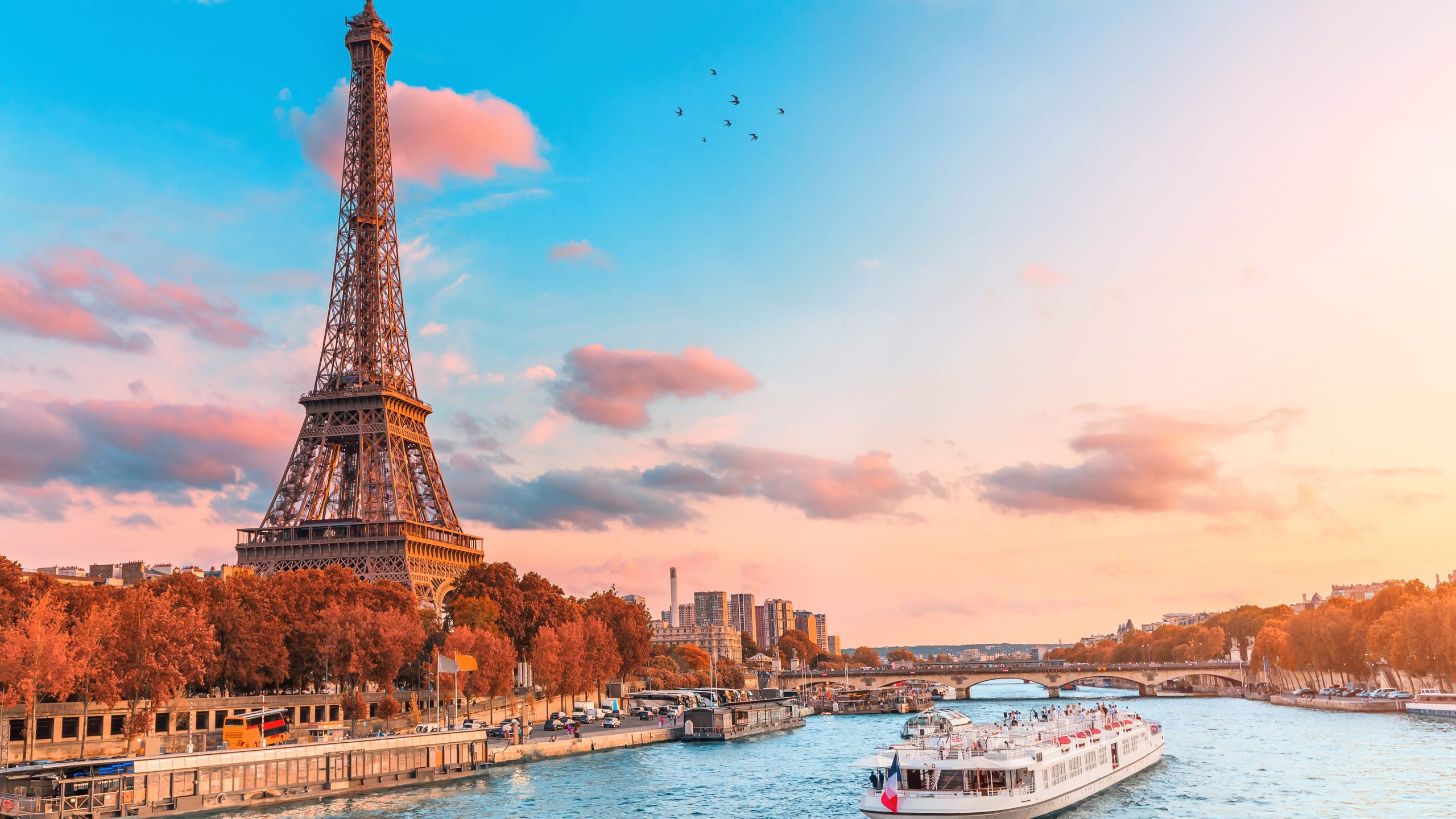 Paris: Nơi Trái Tim Tôi Cất Giọng Hát Tình Ca – Chuyến Du Lịch Trong Giấc Mơ Lãng Mạn!