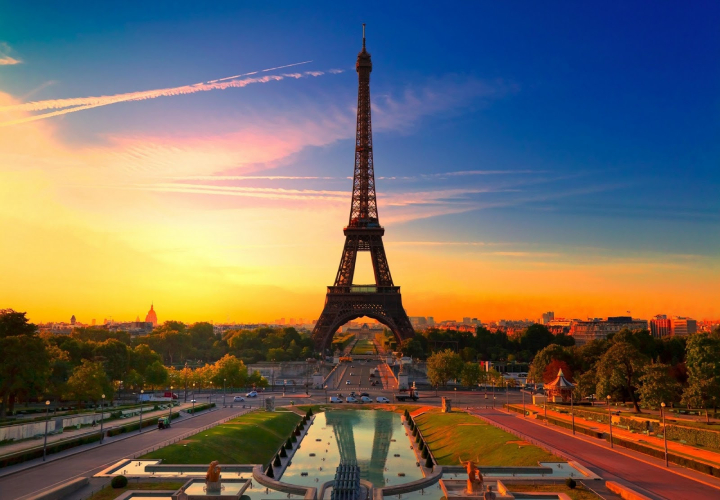 Một con phố cổ kính ở Paris với những tòa nhà kiến trúc đặc trưng