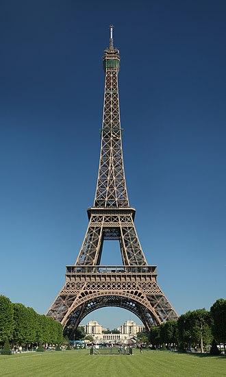 Tháp Eiffel sừng sững giữa bầu trời xanh