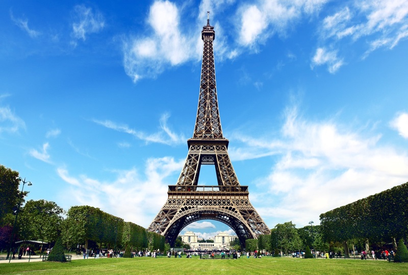 Khải Hoàn Môn sừng sững ở cuối Đại lộ Champs Elysées