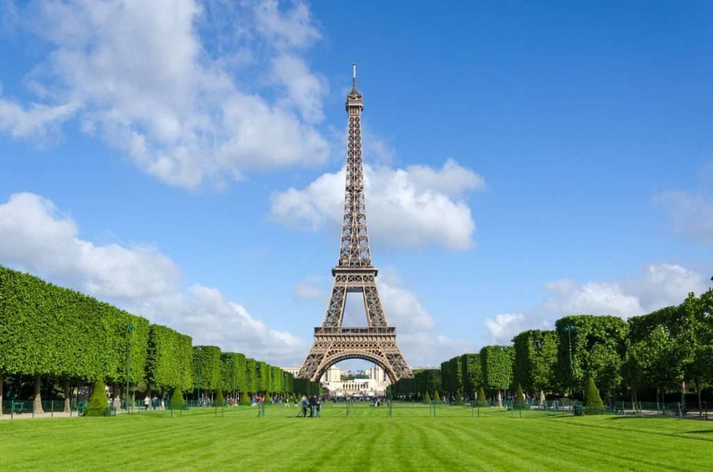 Tháp Eiffel ban ngày