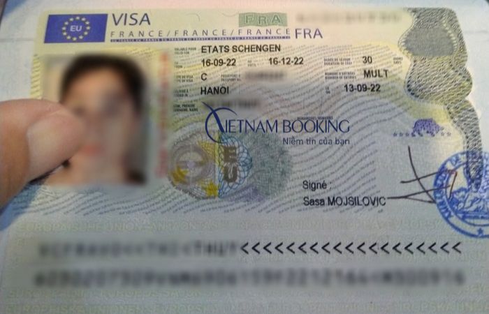 Người đang điền đơn xin visa