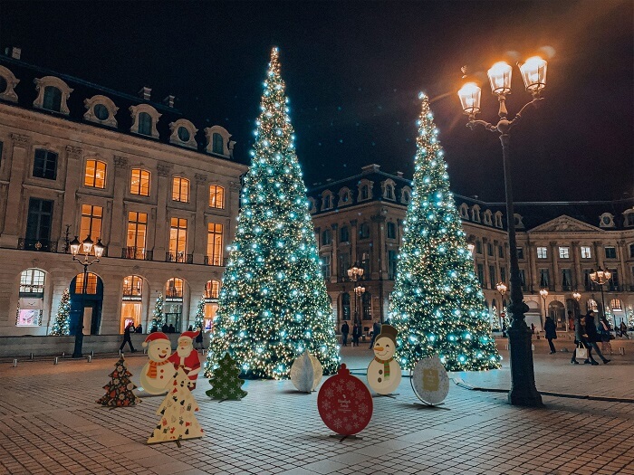 Chợ Giáng sinh nhộn nhịp với ánh đèn lung linh và đồ trang trí Noel
