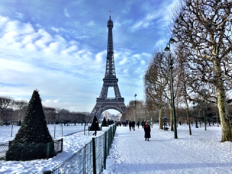 Khung cảnh Paris với tháp Eiffel trầm mặc trong không khí mùa đông