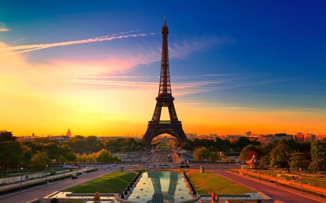 Một góc phố cổ Annecy lãng mạn với kênh đào và những ngôi nhà rực rỡ