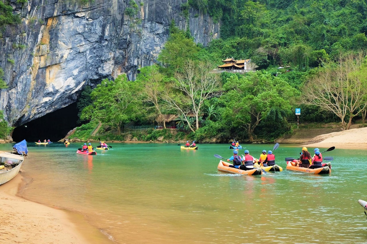 Lối vào động Phong Nha hùng vĩ, hứa hẹn nhiều điều kỳ thú
