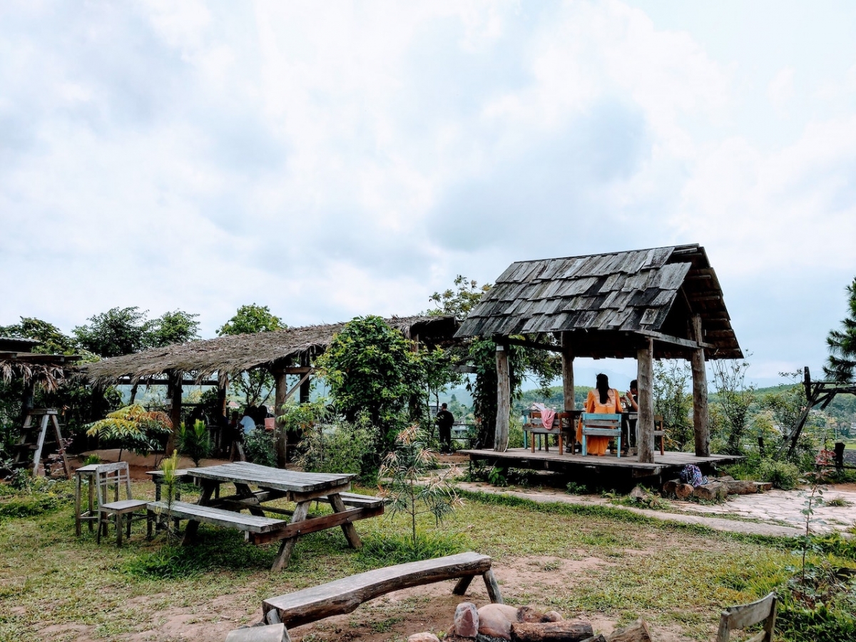 Khung cảnh hoàng hôn tuyệt đẹp trên Đồi Đông, Phong Nha với những ngọn đồi xanh mướt