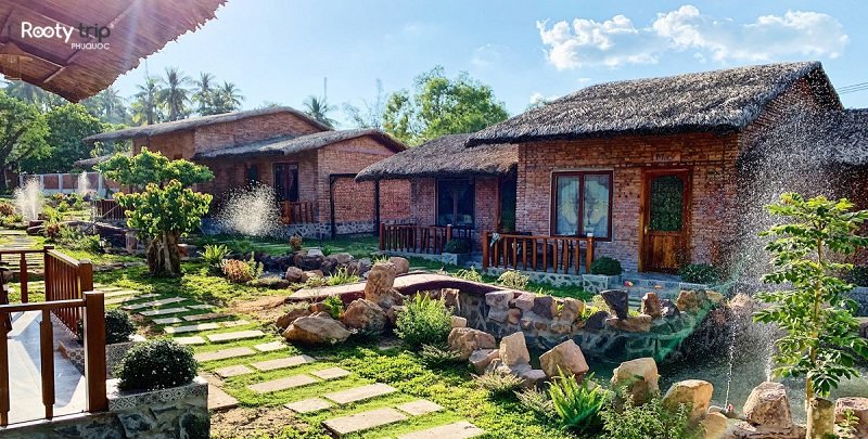Góc sân vườn xanh mát của một homestay ở Phú Quốc