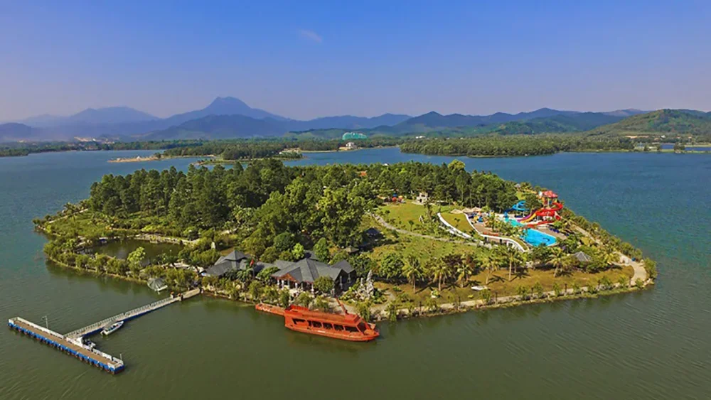 Hoàng hôn rực rỡ nhìn từ đồi cao ở Phú Quốc