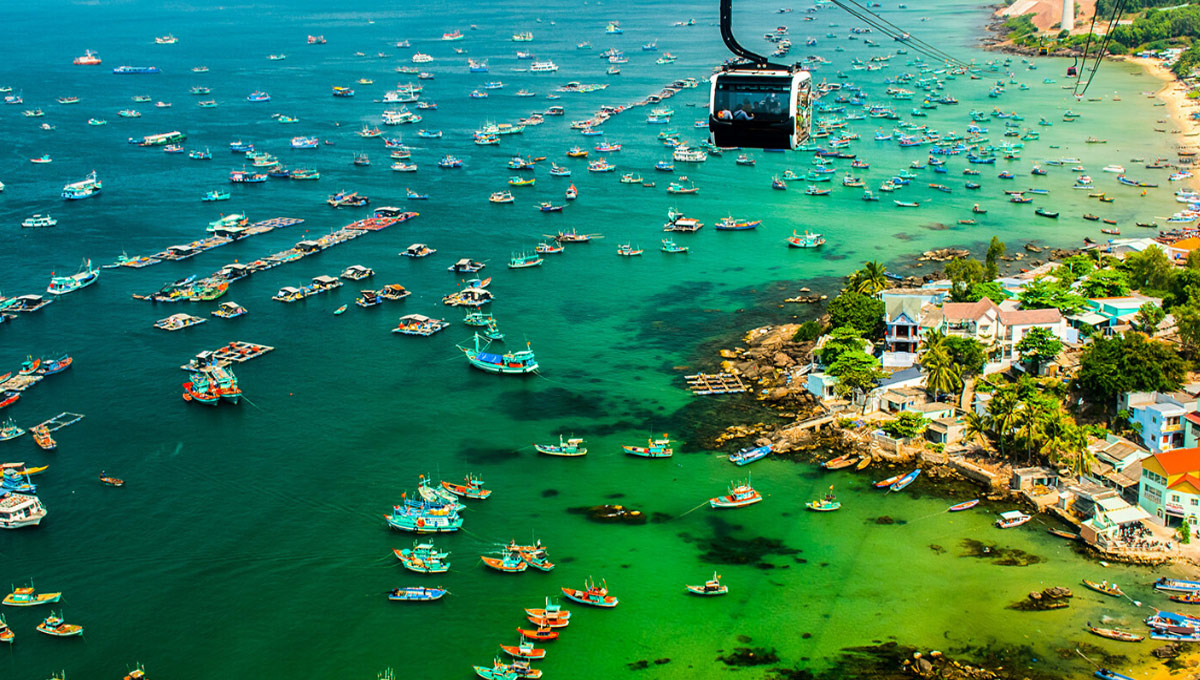 Bãi biển hoang sơ với thuyền neo đậu ở Hòn Dăm