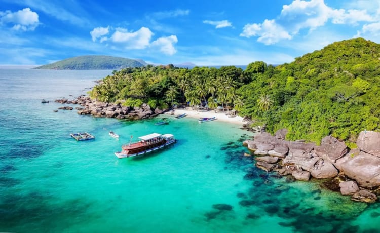 Bãi Sao Phú Quốc với hàng dừa và biển xanh ngọc bích