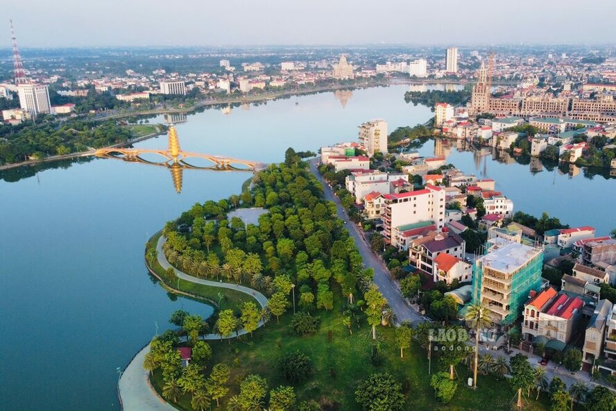 Toàn cảnh thành phố Việt Trì, Phú Thọ với kiến trúc hiện đại và đường phố tấp nập.
