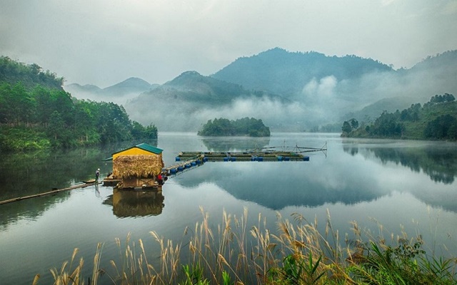 Cảnh quan Đầm Ao Châu với mặt hồ xanh biếc, những đảo nhỏ được bao phủ bởi cây xanh.