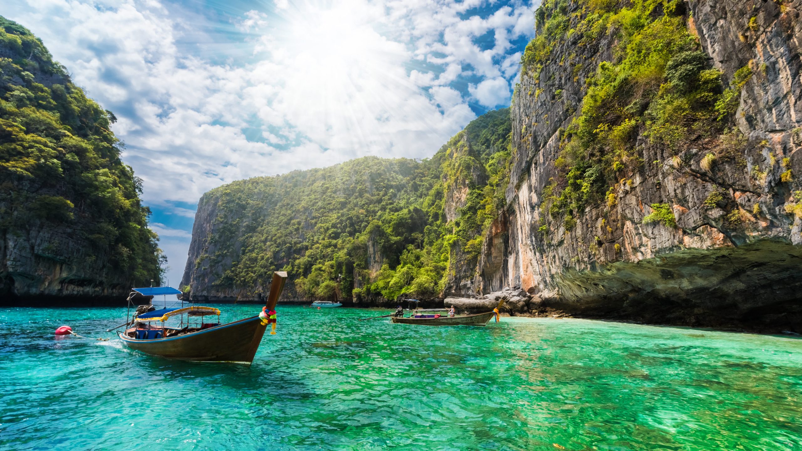 Thuyền trên biển trong xanh