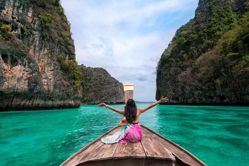 Phuket: Hòa Mình Vào Cơn Mưa Tuổi Trẻ Trên Đảo Ngọc Phương Nam ✨