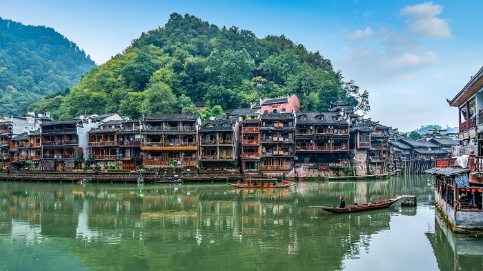 Phượng Hoàng Cổ Trấn lung linh về đêm