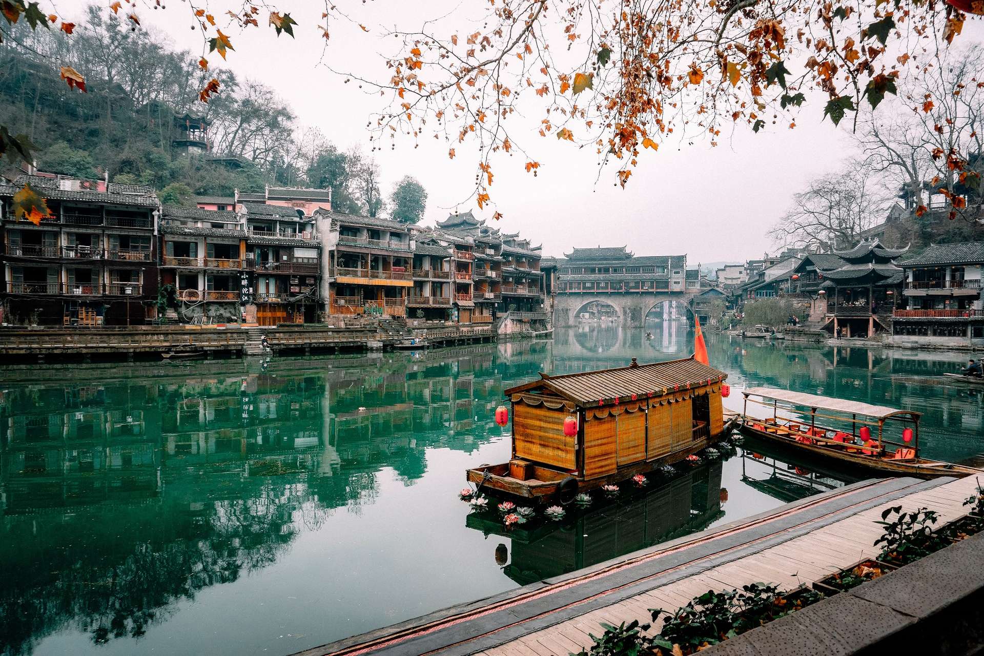 Phượng Hoàng Cổ Trấn: Giấc Mộng Đà Giang Tháng Giêng Se Lạnh