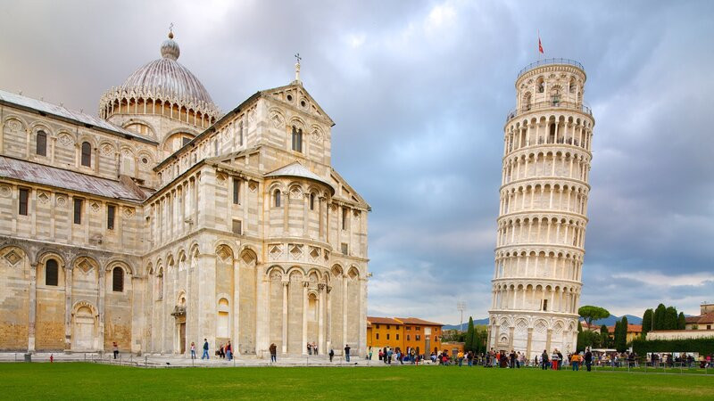 Tháp Nghiêng Pisa nổi bật dưới ánh nắng, thể hiện niềm tự hào nước Ý