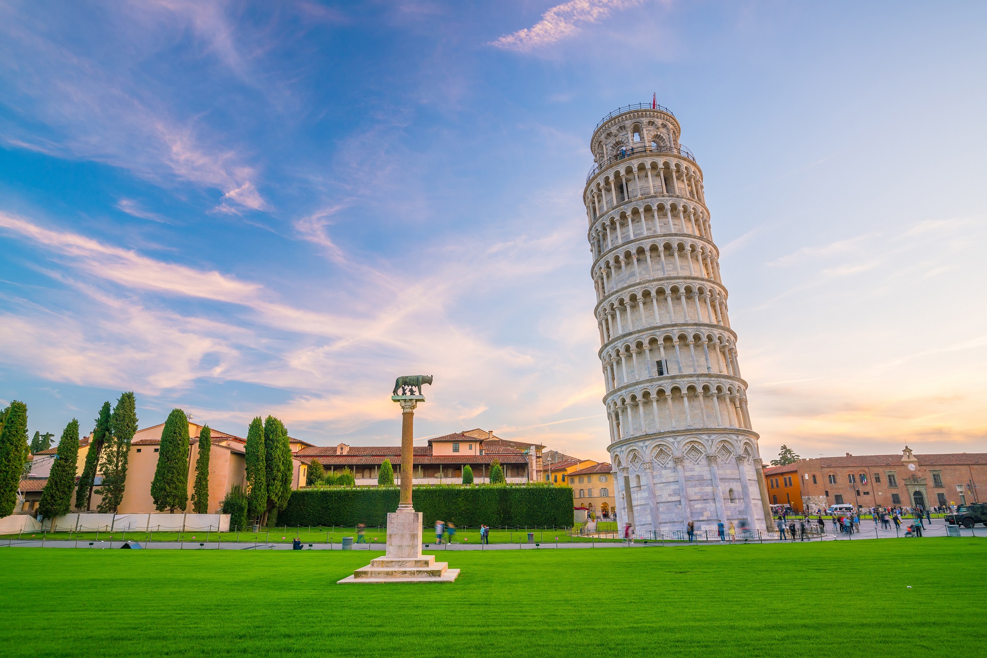 Tháp Nghiêng Pisa rực rỡ dưới nắng vàng ban ngày