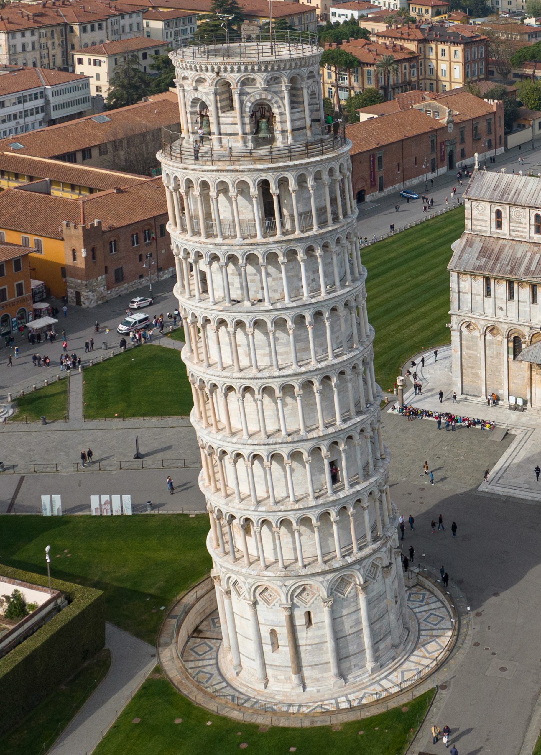 Hoàng hôn lãng mạn phủ lên Tháp Nghiêng Pisa
