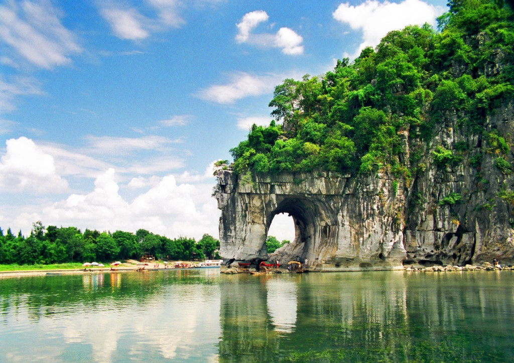 Bên trong Động Sáo Trúc lung linh sắc màu