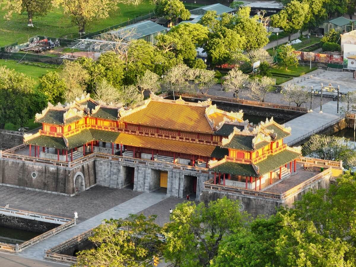 Cầu Trường Tiền ở Huế vào buổi tối, tượng trưng cho vẻ đẹp và sự bình yên của cố đô.