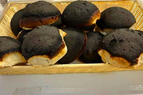 Ổ bánh mì Việt Nam nóng hổi được cầm trên tay