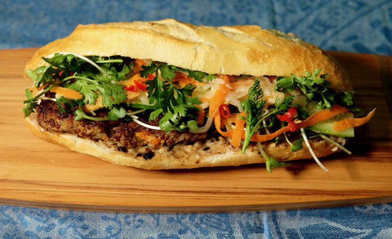 Bánh mì Việt Nam thơm ngon với các loại rau và nhân