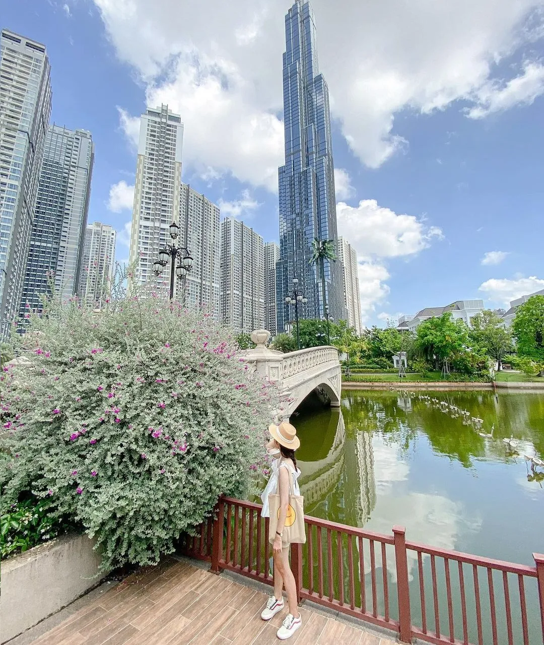 Landmark 81 và khu vực xung quanh lung linh ánh đèn đêm Giáng Sinh