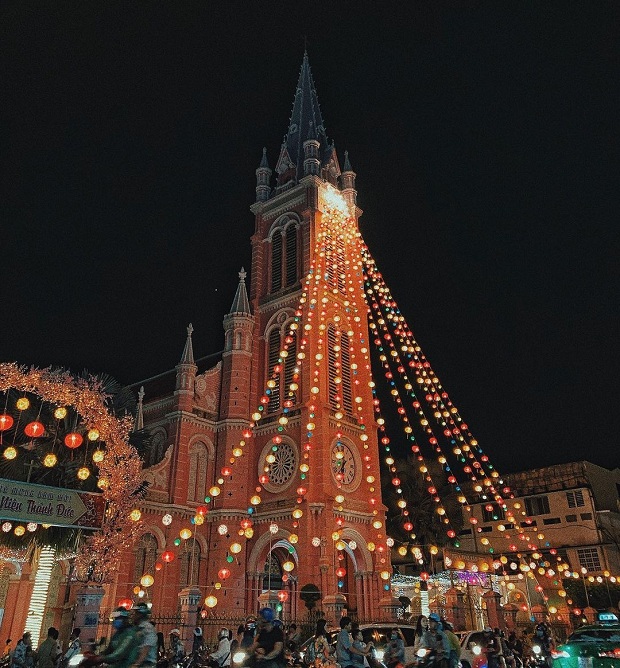 Nhà Thờ Tân Định hồng rực rỡ trong ánh đèn Noel