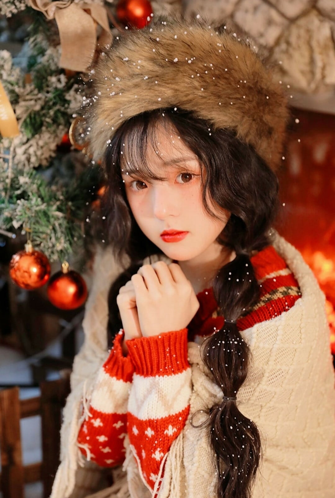 Cô gái tạo dáng chụp ảnh bên cây thông Noel