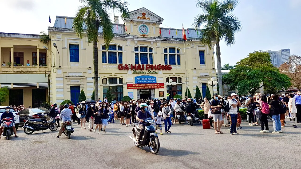 Phố phường Hải Phòng tấp nập
