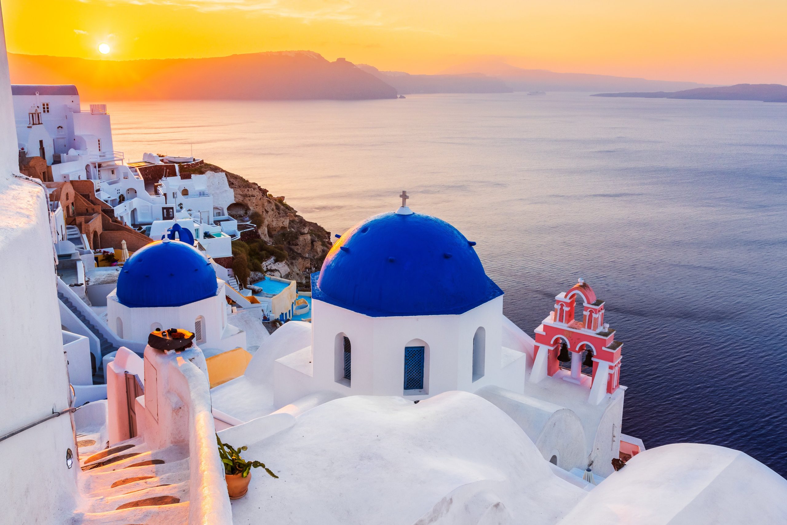 Nhà thờ mái xanh ở Santorini