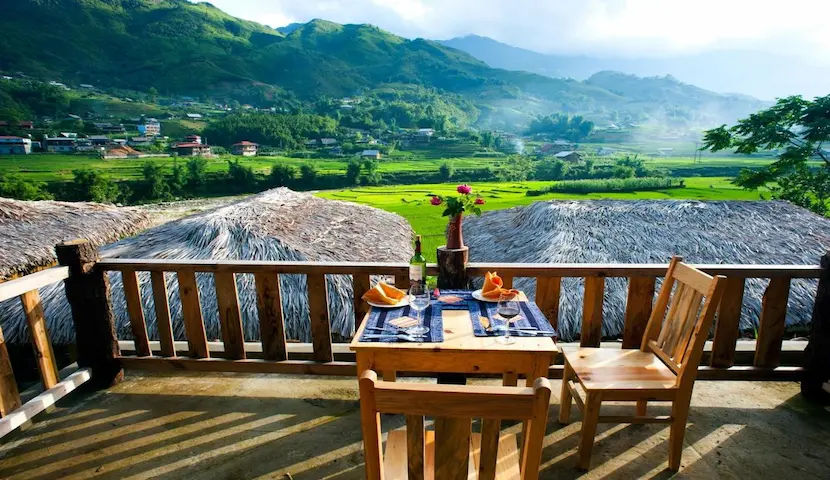 Hình ảnh một homestay ấm cúng với ban công nhìn ra núi rừng Sapa