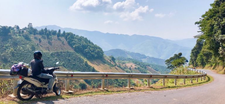 Một chiếc xe máy đang đỗ trên cung đường đèo uốn lượn ở Sapa