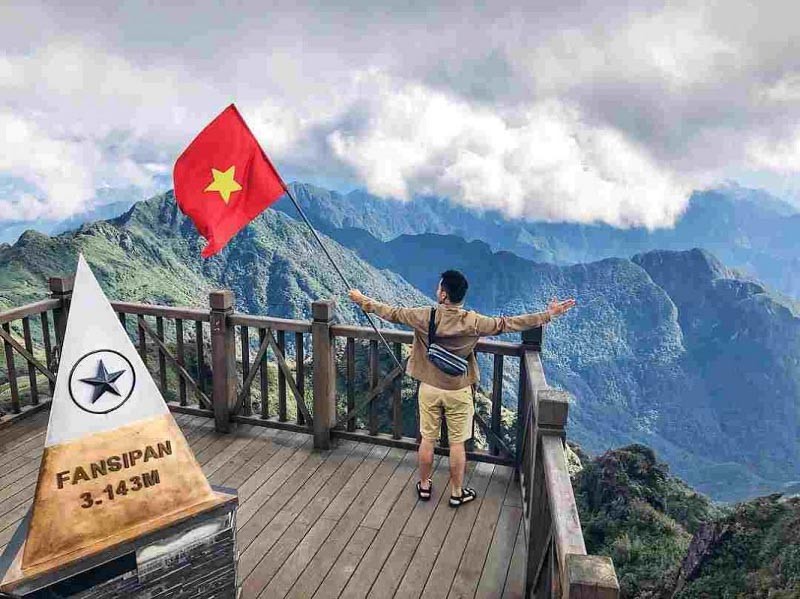 Toàn cảnh ruộng bậc thang xanh mướt ở Sapa với những mái nhà nhỏ xen kẽ
