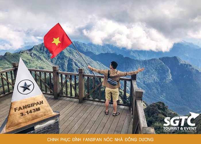 Đỉnh Fansipan với cột mốc và tầm nhìn ra biển mây hùng vĩ