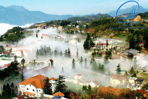 Con phố đông đúc ở Sapa với nhiều cửa hàng và du khách