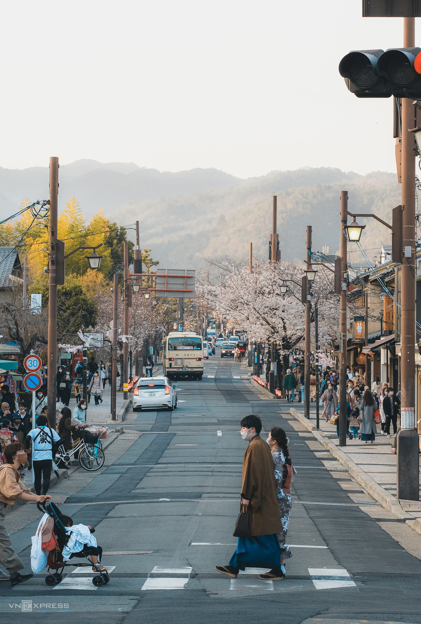 Khu Arashiyama ở Kyoto, Nhật Bản vào một ngày được coi là vắng vẻ bất ngờ. Ảnh: Thạch Long